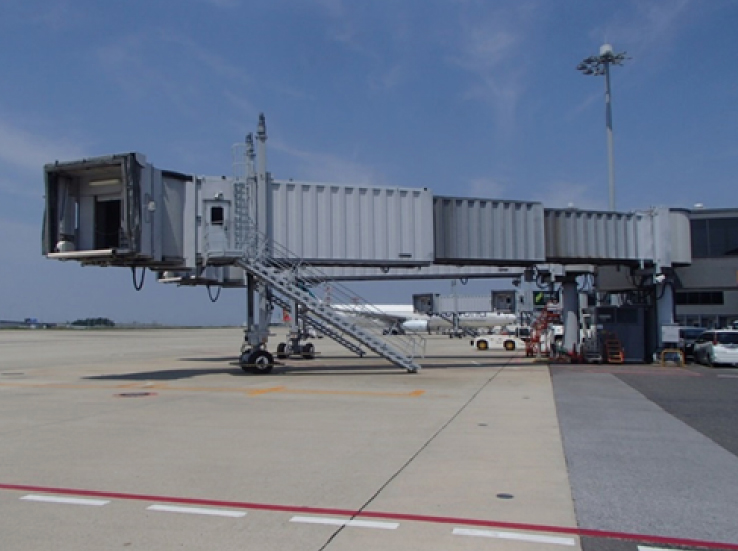 Passenger boarding bridge